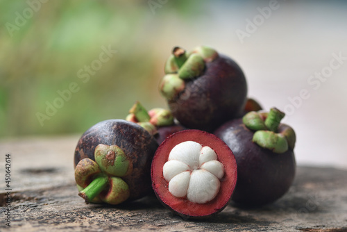 фотографія mangosteen fruit isolated on background