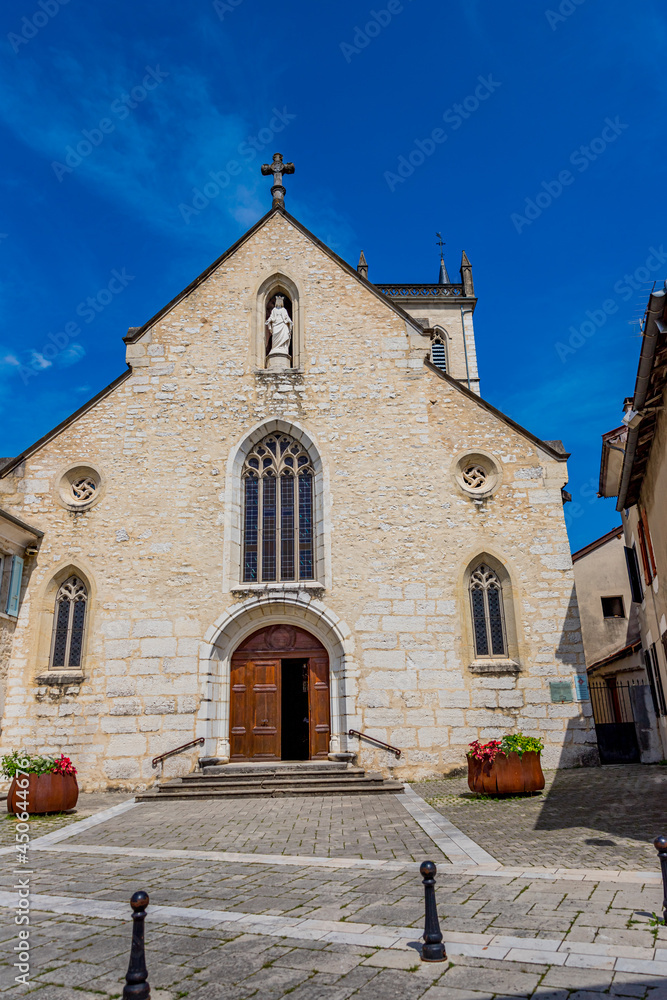 Eglise Saint-Symphorien dans le village de Morestel Eglise Saint-Symphorien dans le village de Morestel