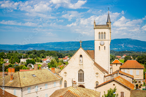 Vue sur le village de Morestel photo