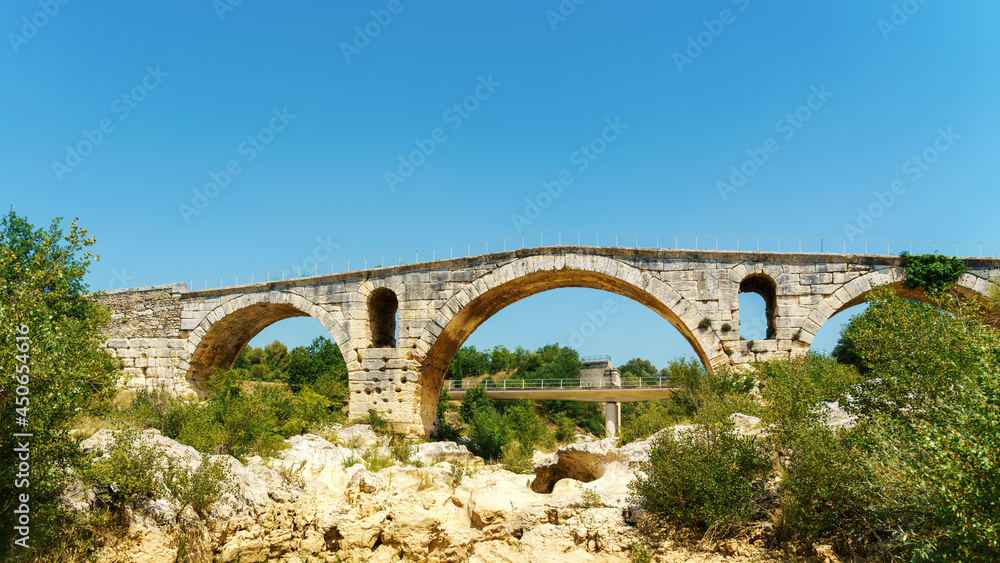 Pont Julien France