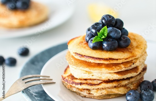 kanadische Pancakes mit frischen Blaubeeren