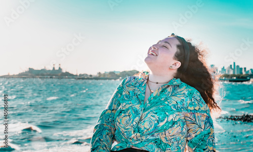 Chica feliz en el océano