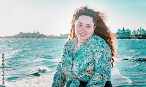 Chica feliz en el mar