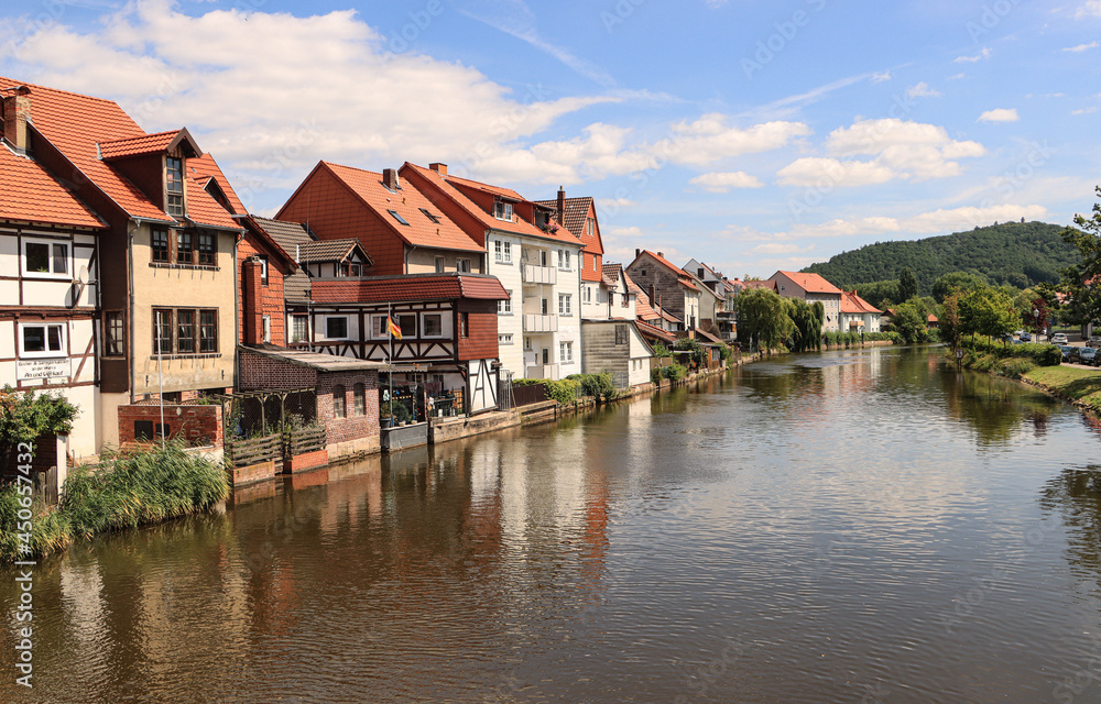 Romantisches Eschwege; Werra in Brückenhausen mit Großem Leuchtberg im Hintergrund