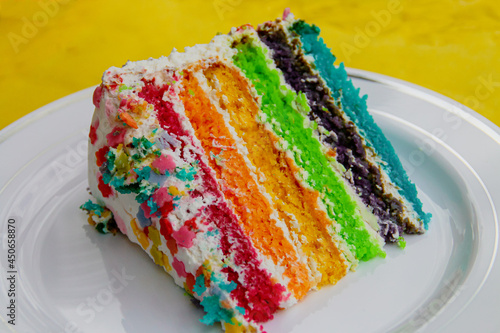 Tarta arcoiris deliciosa y esponjosa. Un pastel colorido para compartir en fiestas. photo