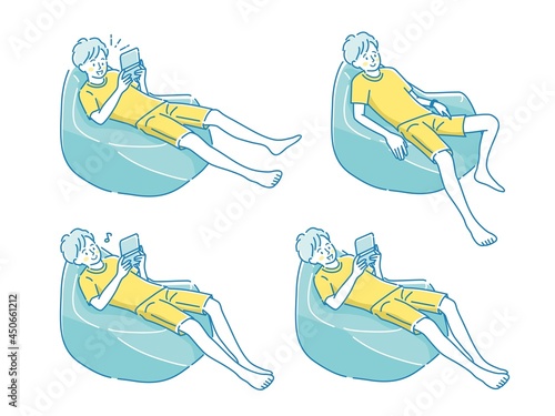 家でゲームをしながらリラックスする男性