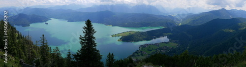 Panoramaaufnahme des Walchensees mit den Voralpen
