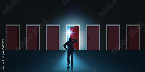 Concept du choix et d’une opportunité à saisir pour un homme qui se trouve face à sept portes alignées, dont une est mystérieusement ouverte.