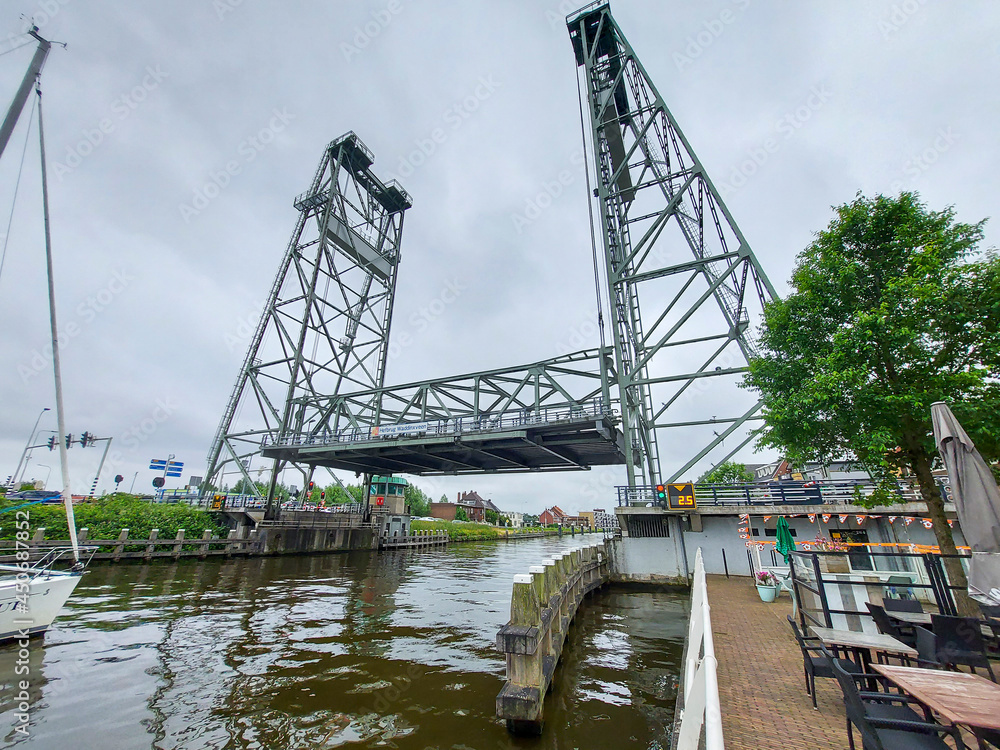 Obraz premium Steel lift bridge over the Gouwe at Waddinxveen open for high-masted ships