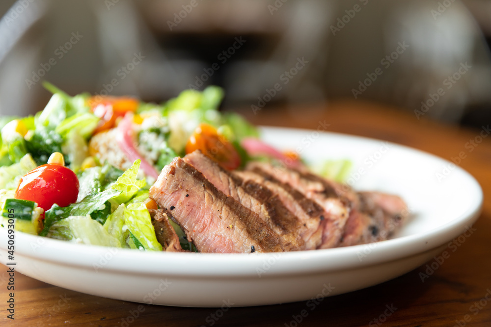 Steak Salad with Tomato and Onion Steak Salad with Tomato and Onion
