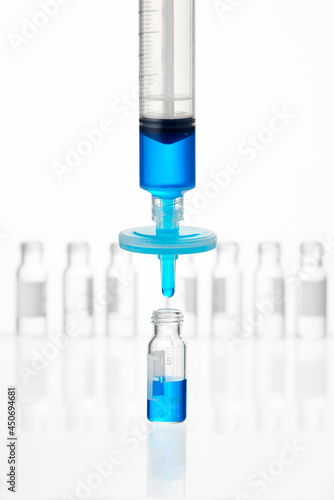 Filtro para micro partículas em seringa com líquido azul photo