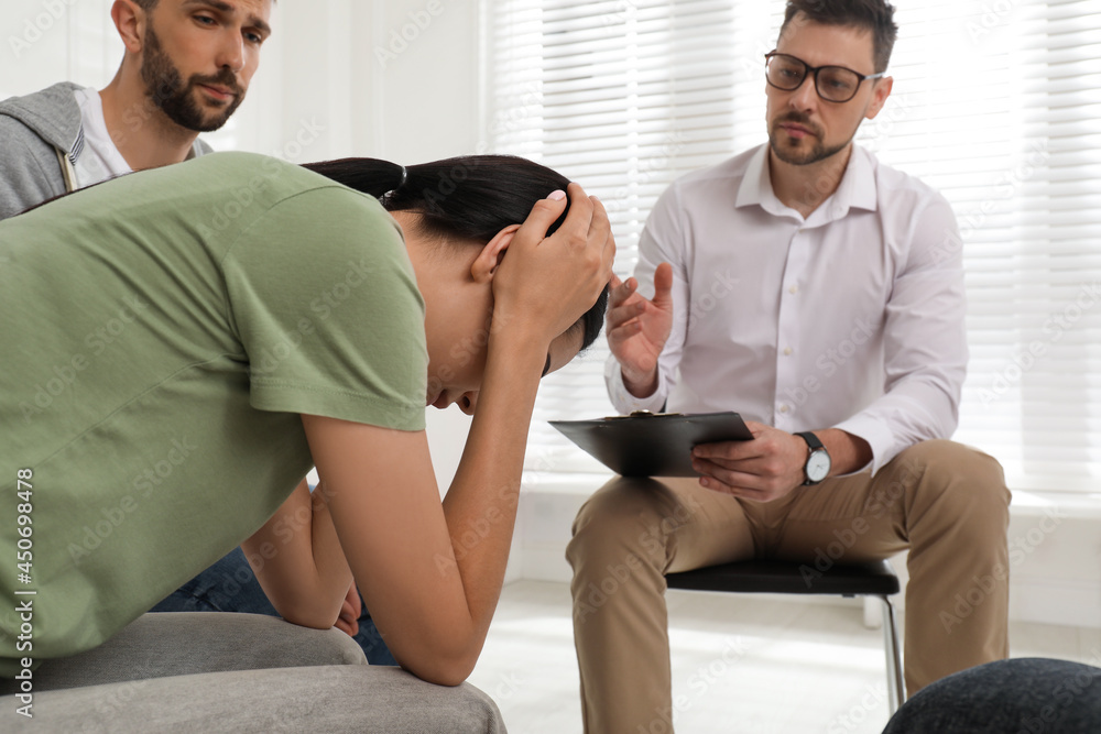 Obraz premium Psychotherapist working with group of drug addicted people at therapy session indoors