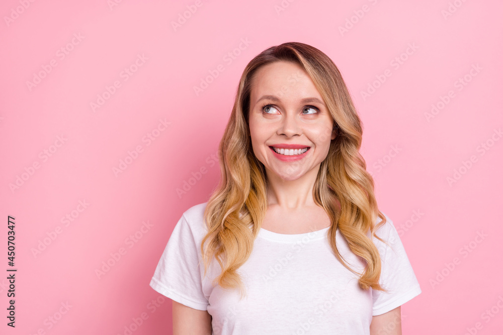 Photo portrait woman wearing white t-shirt smiling looking blank space isolated pastel pink color background Photo portrait woman wearing white t-shirt smiling looking blank space isolated pastel pink color background