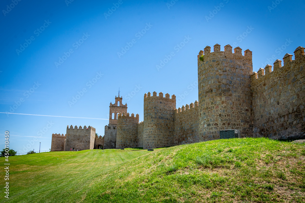 Vista panorámica de la histórica ciudad de Ávila desde el Mirador de Cuatro Postes, España, con sus famosas murallas medievales. Patrimonio Mundial de la UNESCO. 