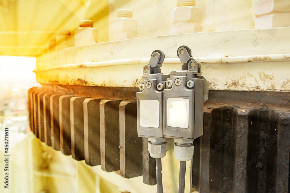 Foto de maintenance gondola and check limit switch at pinion and rack