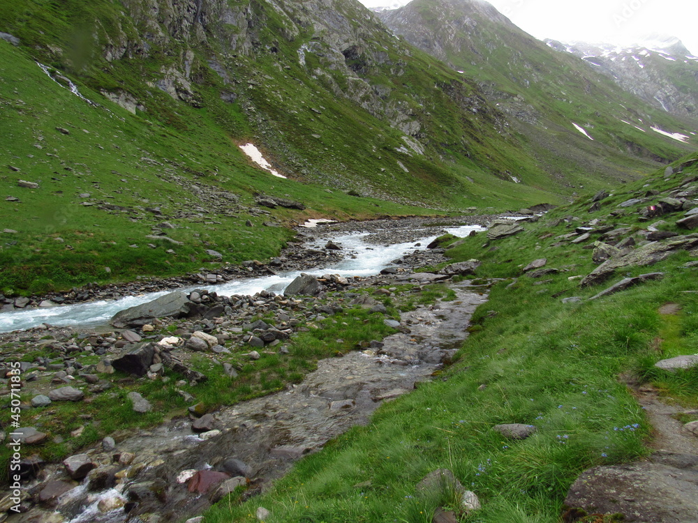 Obraz premium Iseltrail Hochgebirgs-Etappe: Wanderung zur Clarahütte