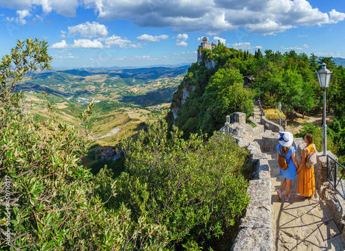Foto two women tourists in san marino