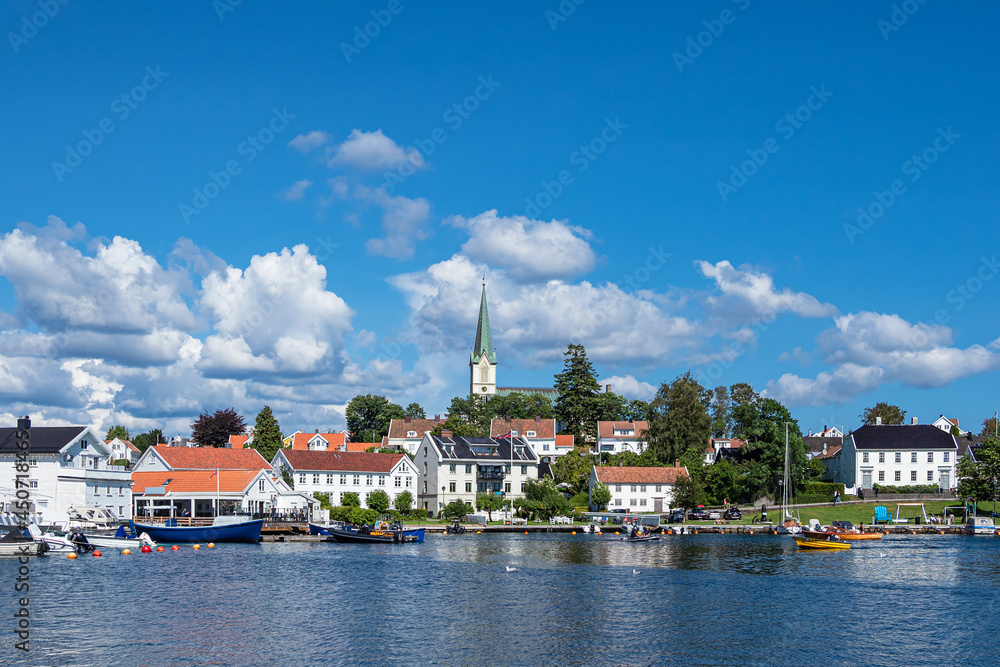 Fototapeta premium Blick auf die Stadt Lillesand in Norwegen