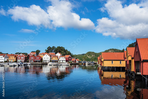 Blick auf das Dorf Furuholmen in Norwegen