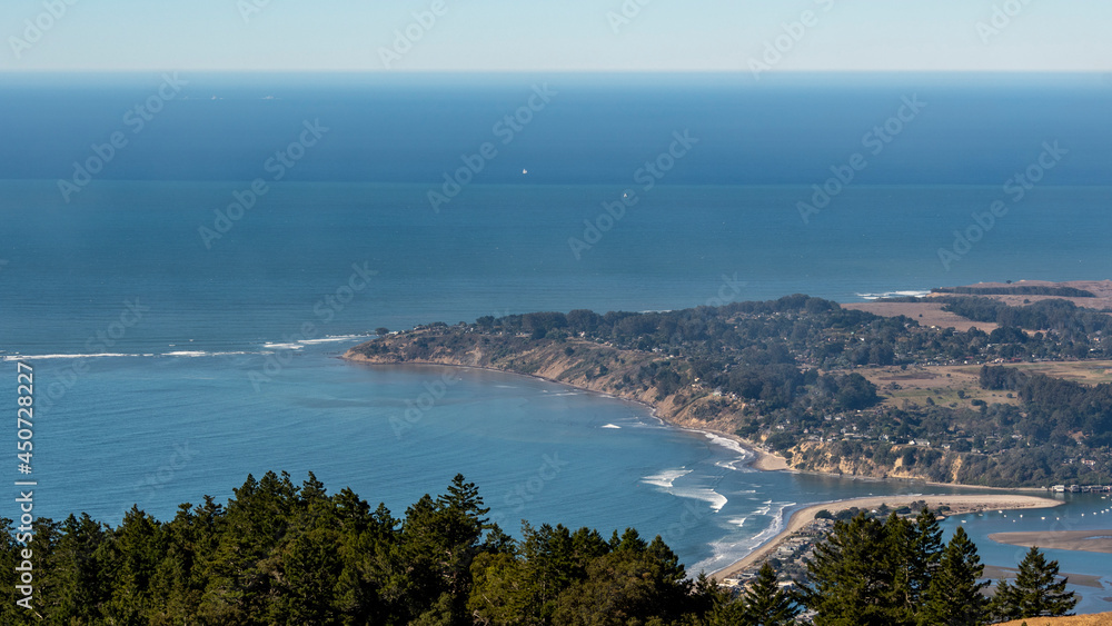 Views of the Pacific Ocean and the surrounding coastline of Northern California of the San Francisco Bay Area Views of the Pacific Ocean and the surrounding coastline of Northern California of the San Francisco Bay Area