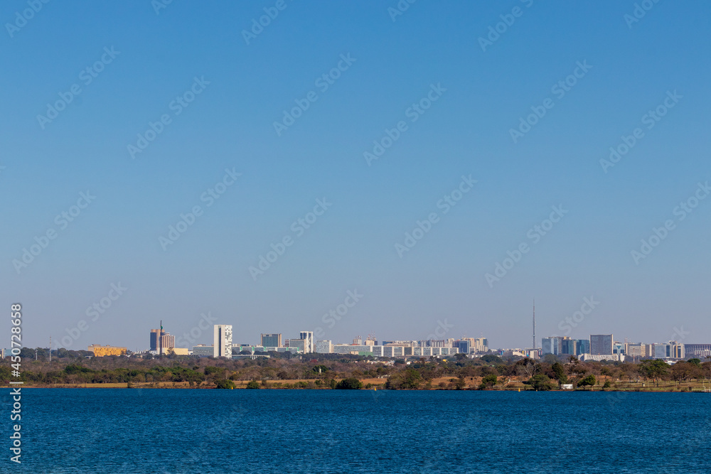 Brasília vista do Lago Paranoá.