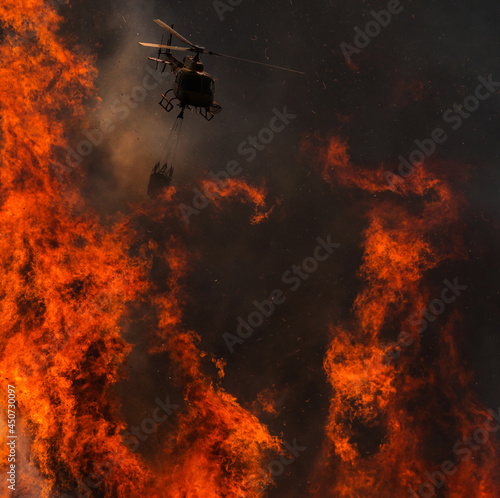 Tablou Canvas Firefighter helicopter fighting hell in a forest fire.