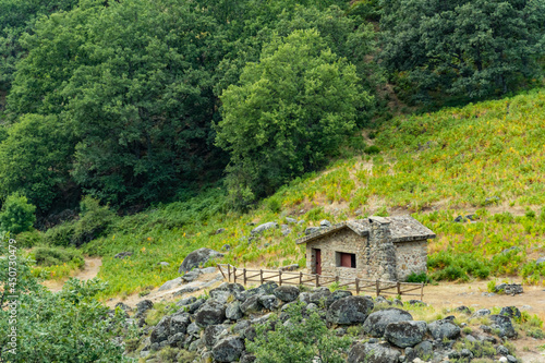 Casa antigua en paisaje natural