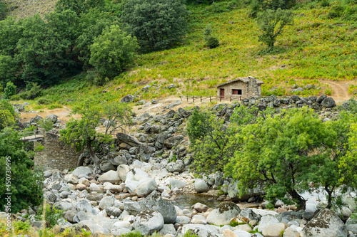 Casa antigua en paisaje natural