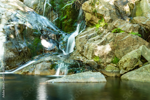 Cascada entre rocas larga exposición