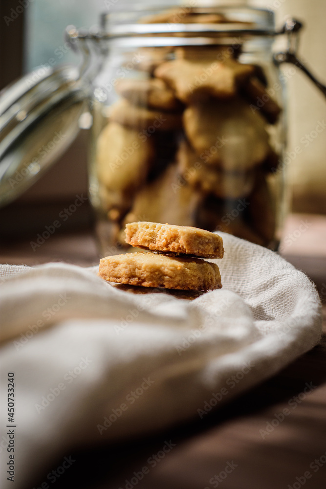 galletas de mantequilla sobre un paño de cocina blanco con fondo desenfocado