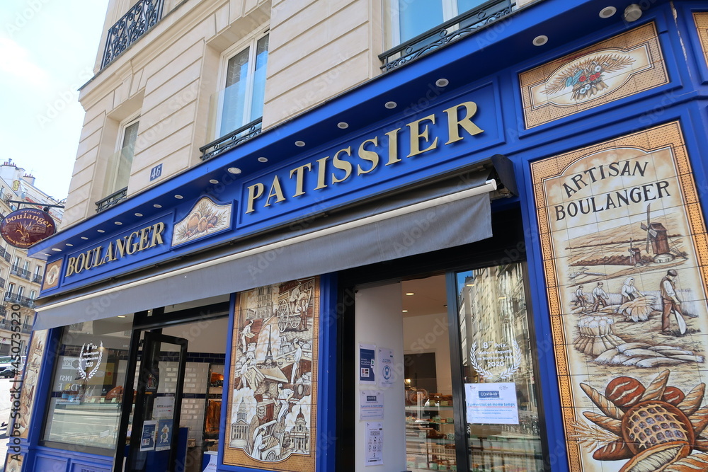 Devanture / façade d'une boulangerie pâtisserie à l'ancienne à Paris