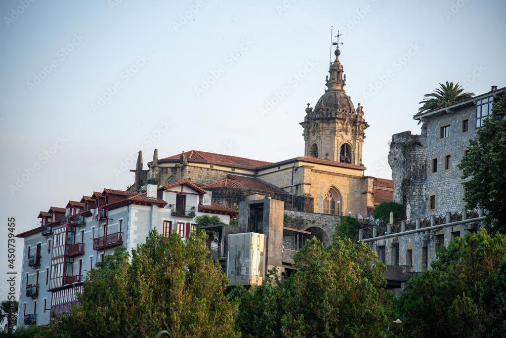 vista de la iglesia de Hondarribia con casas de la parte vieja en un dia despejado. 