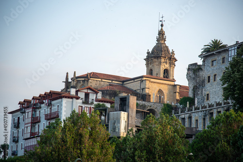 vista de la iglesia de Hondarribia con casas de la parte vieja en un dia despejado.  © Safi