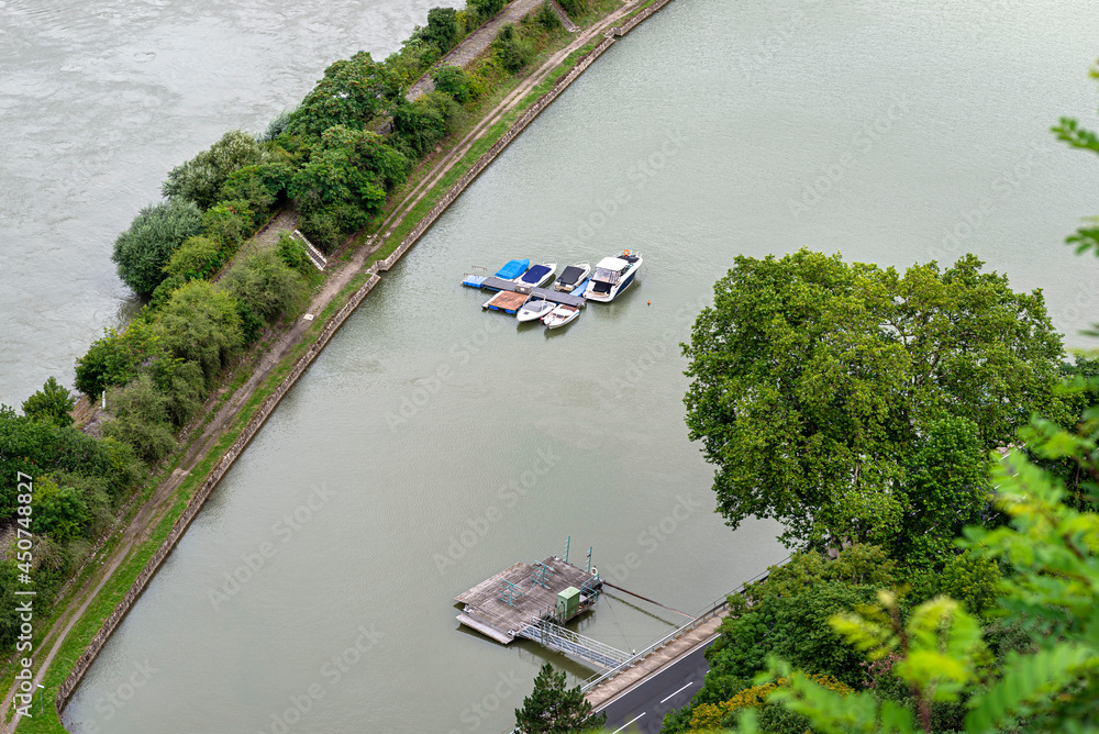 Naklejka premium Motorboats attached to a jetty away from the river bank, top view.