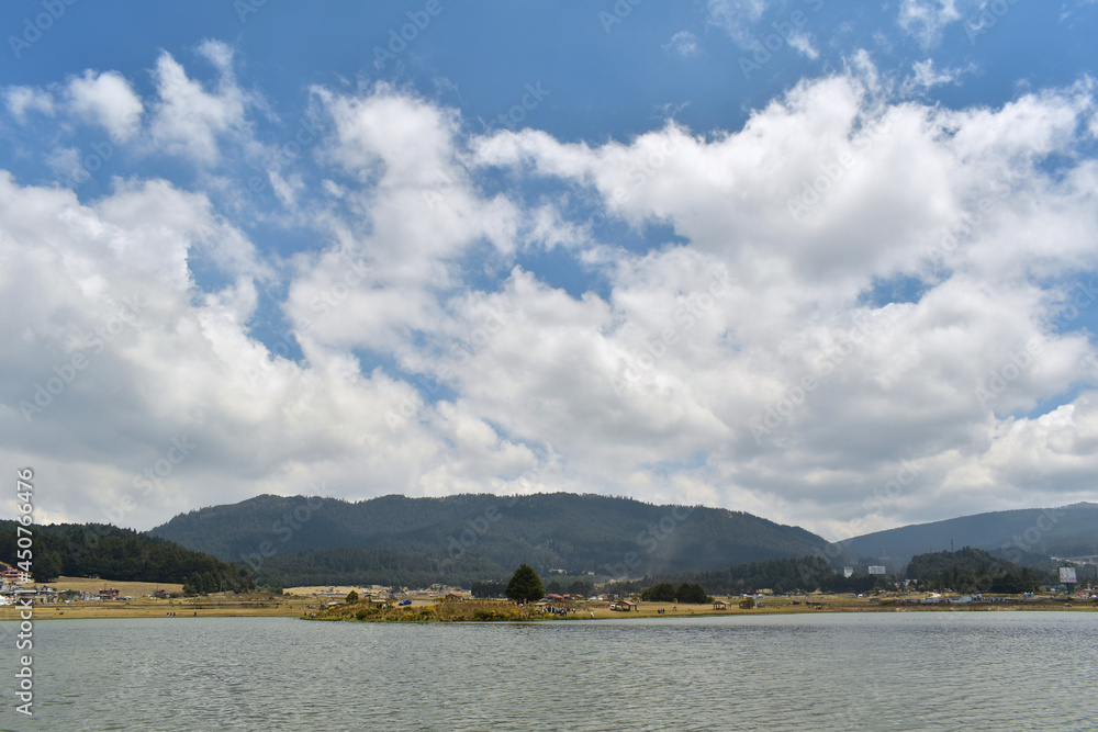 Paisaje de México, la Marquesa. Montaña y laguna. Paisaje de México, la Marquesa. Montaña y laguna.
