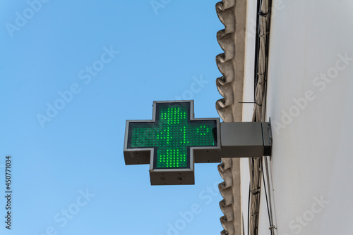 LED sign of a pharmacy showing a temperature of 41 degrees Celsius.