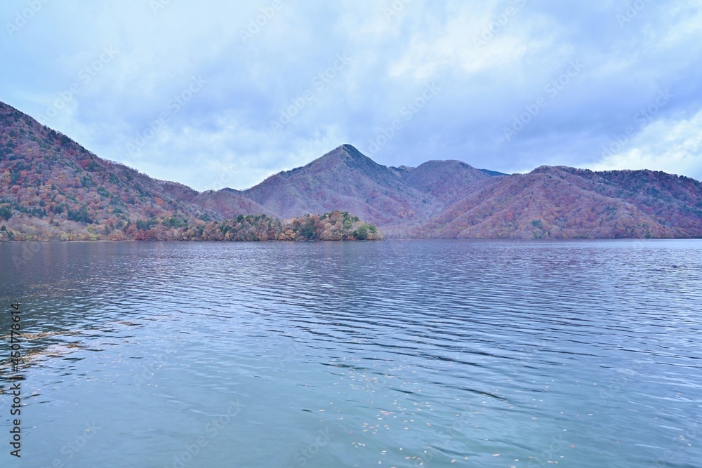 湖岸から見たカラフルな紅葉と中禅寺湖のコラボ情景＠栃木