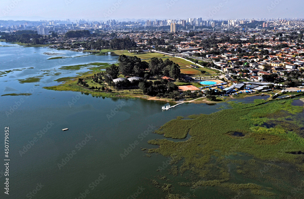 Vista aérea da represa de Guarapiranga. São Paulo.