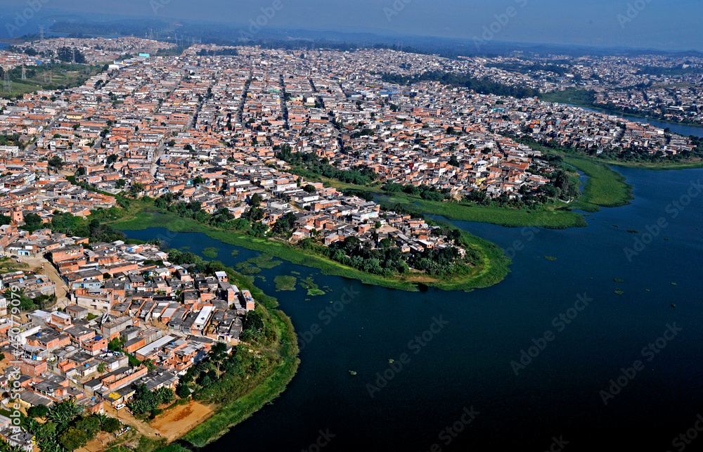 Ocupação ilegal de área de mananciais, represa Billings. São Paulo