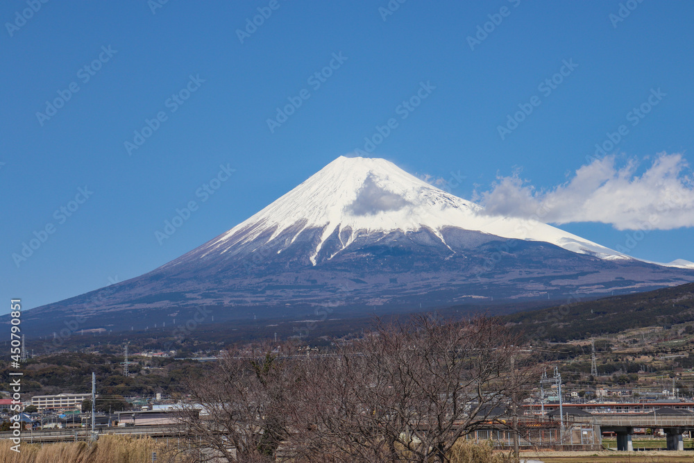 赤渕川付近から見た富士山（静岡県富士市）