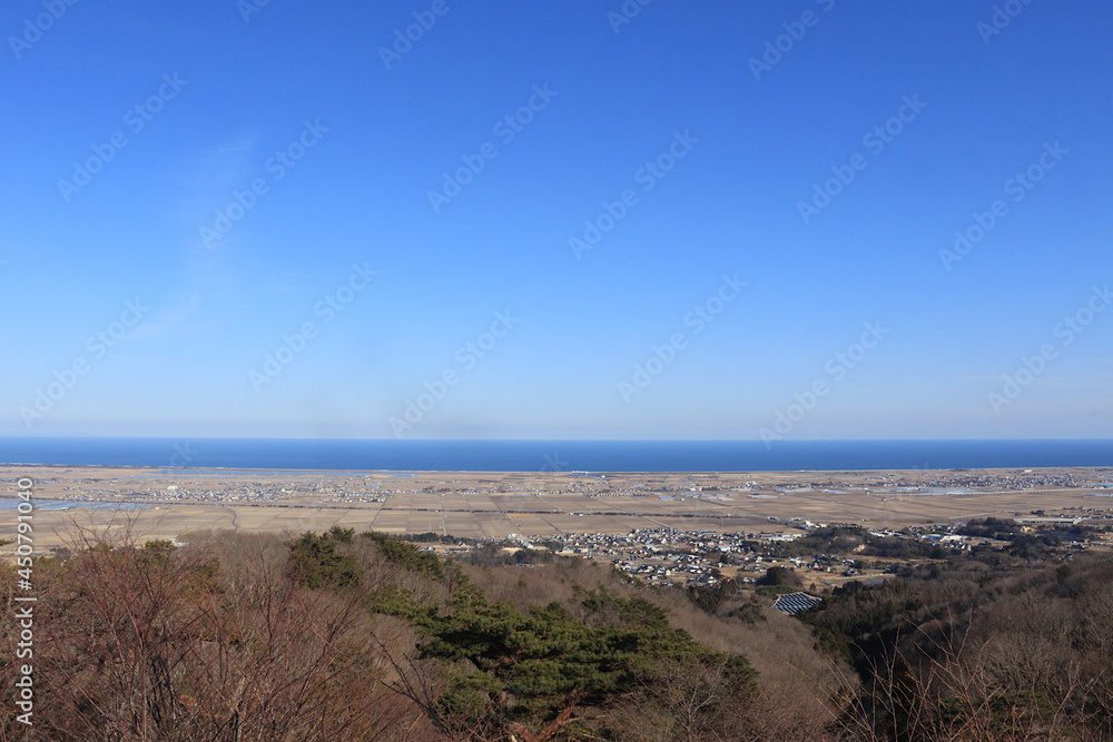Fototapeta premium 「四方山展望台」（宮城県角田市・亘理町・山元町）から見る「仙台平野（仙南平野）」の亘理町・山元町方向と太平洋の海