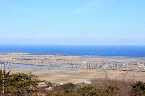 「四方山展望台」（宮城県角田市・亘理町・山元町）から見る「仙台平野（仙南平野）」の亘理町方向と太平洋の海