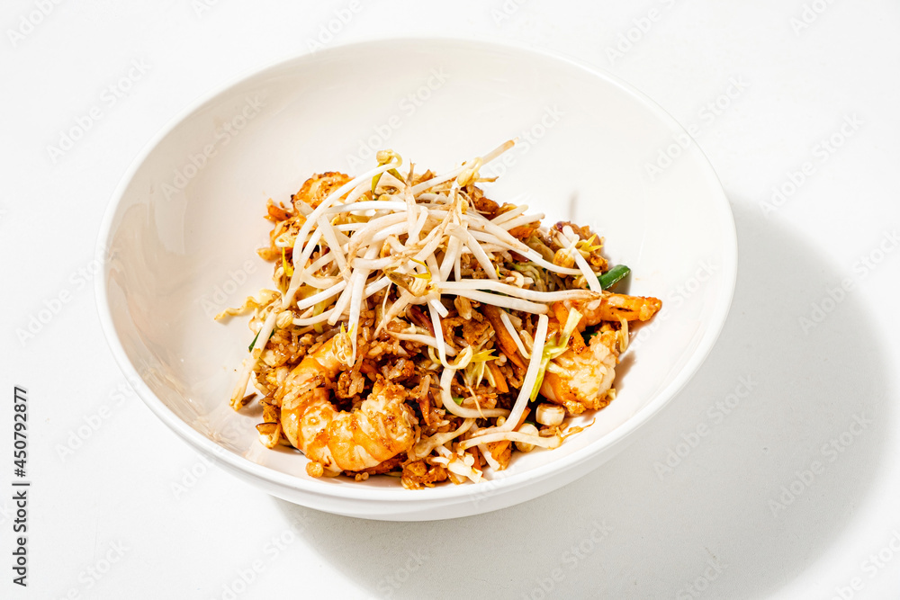Stir-fried noodles with shrimps and vegetables
