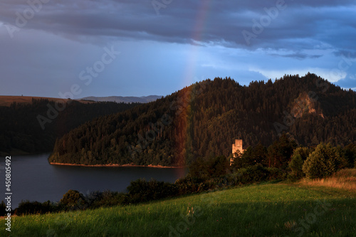 widok na jezioro i piękna tęcza obok zamku Niedzica 
