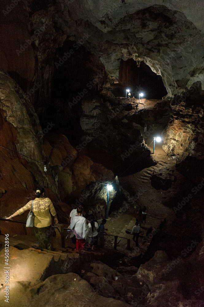 Myanmar (formerly Burma). Kayin State (Karen State). Hpa Han. People rush into the depths of Saddar or Sadan cave