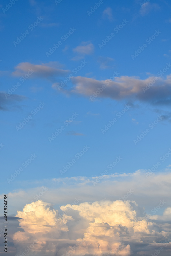 Obraz premium Evening clouds illuminated by sunlight
