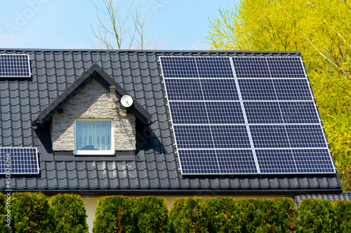 Panele słoneczne na dachu domu fotowoltaika photo
