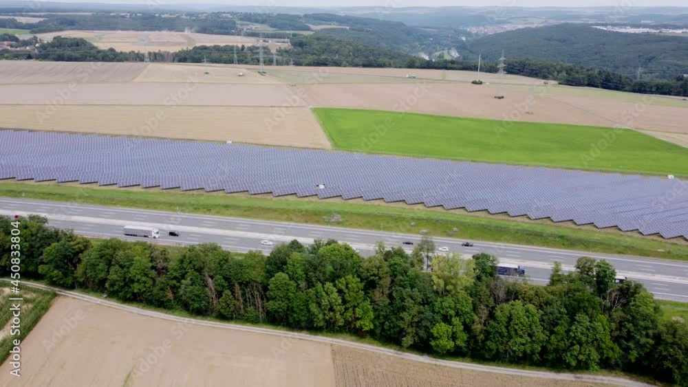 Drohnenaufnahme, Photovoltaik-Freiflächenanlage entlang der Autobahn A3 Drohnenaufnahme, Photovoltaik-Freiflächenanlage entlang der Autobahn A3