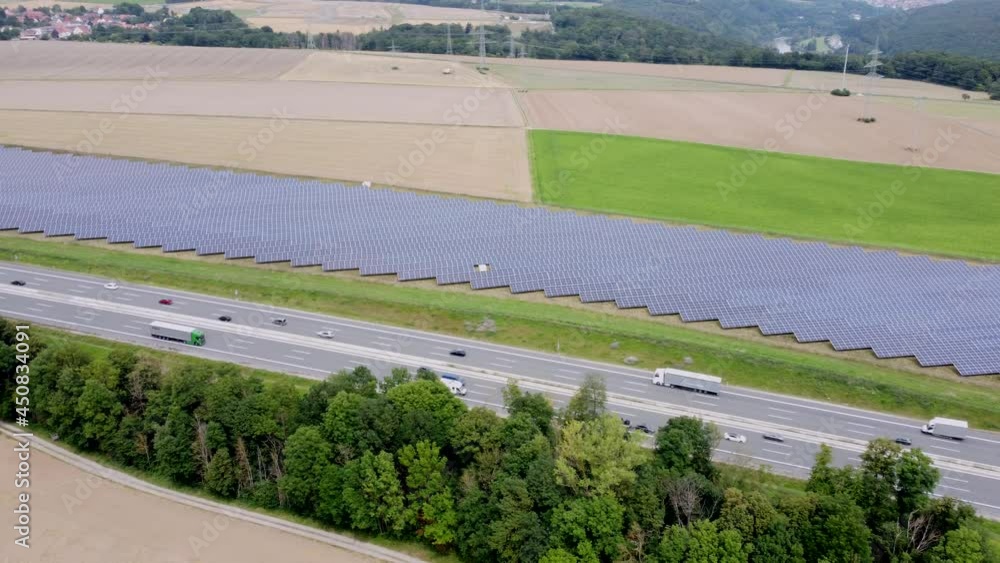 Drohnenaufnahme, Photovoltaik-Freiflächenanlage entlang der Autobahn A3 Drohnenaufnahme, Photovoltaik-Freiflächenanlage entlang der Autobahn A3