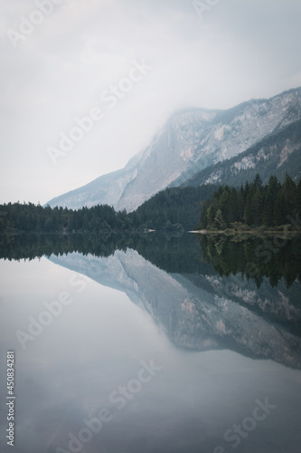 Fototapeta Naklejka Na Ścianę i Meble -  Lago di Tovel mit Spiegelung in den italienischen Alpen.